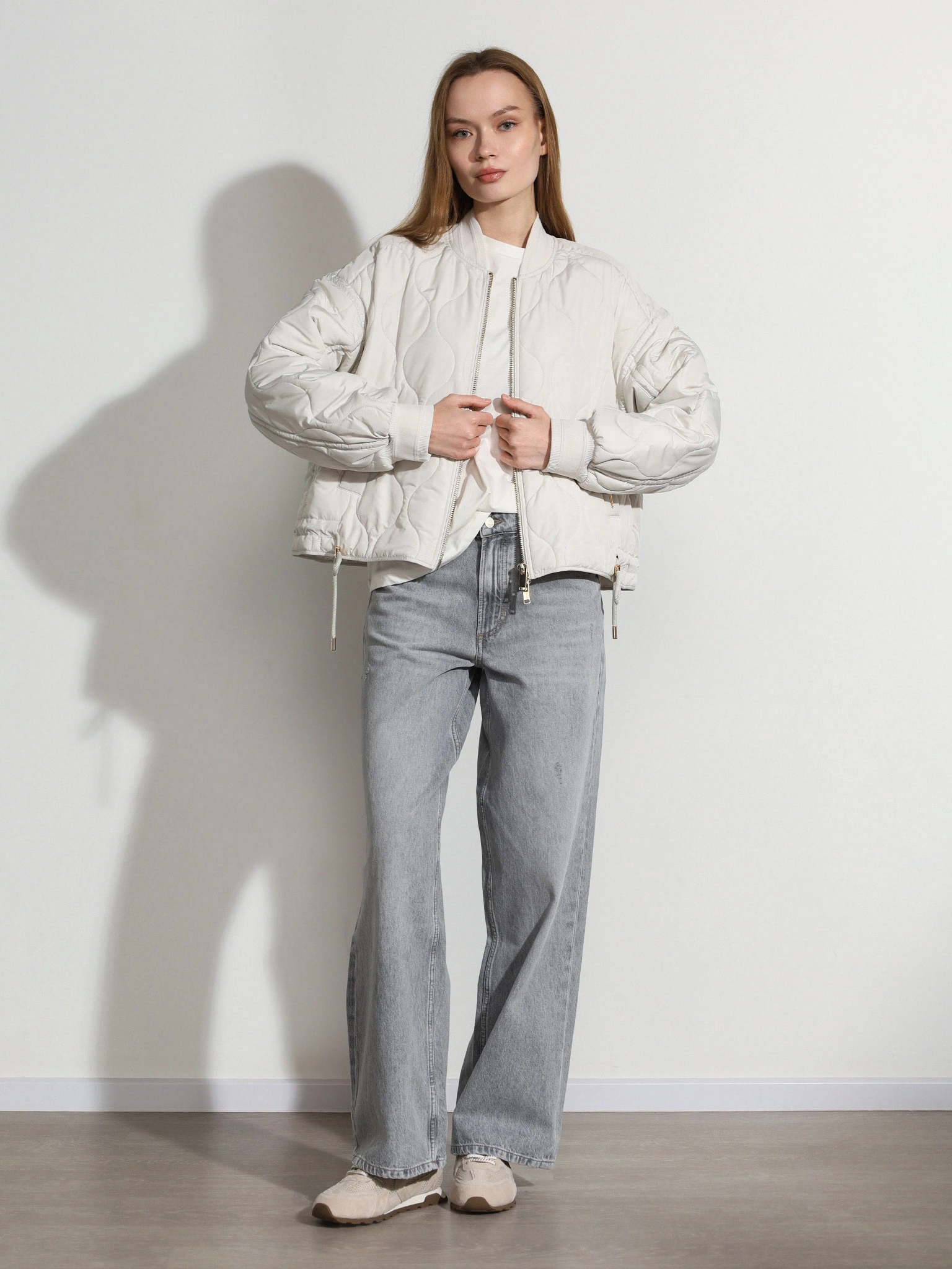 Куртка укороченная серого цвета свободного кроя